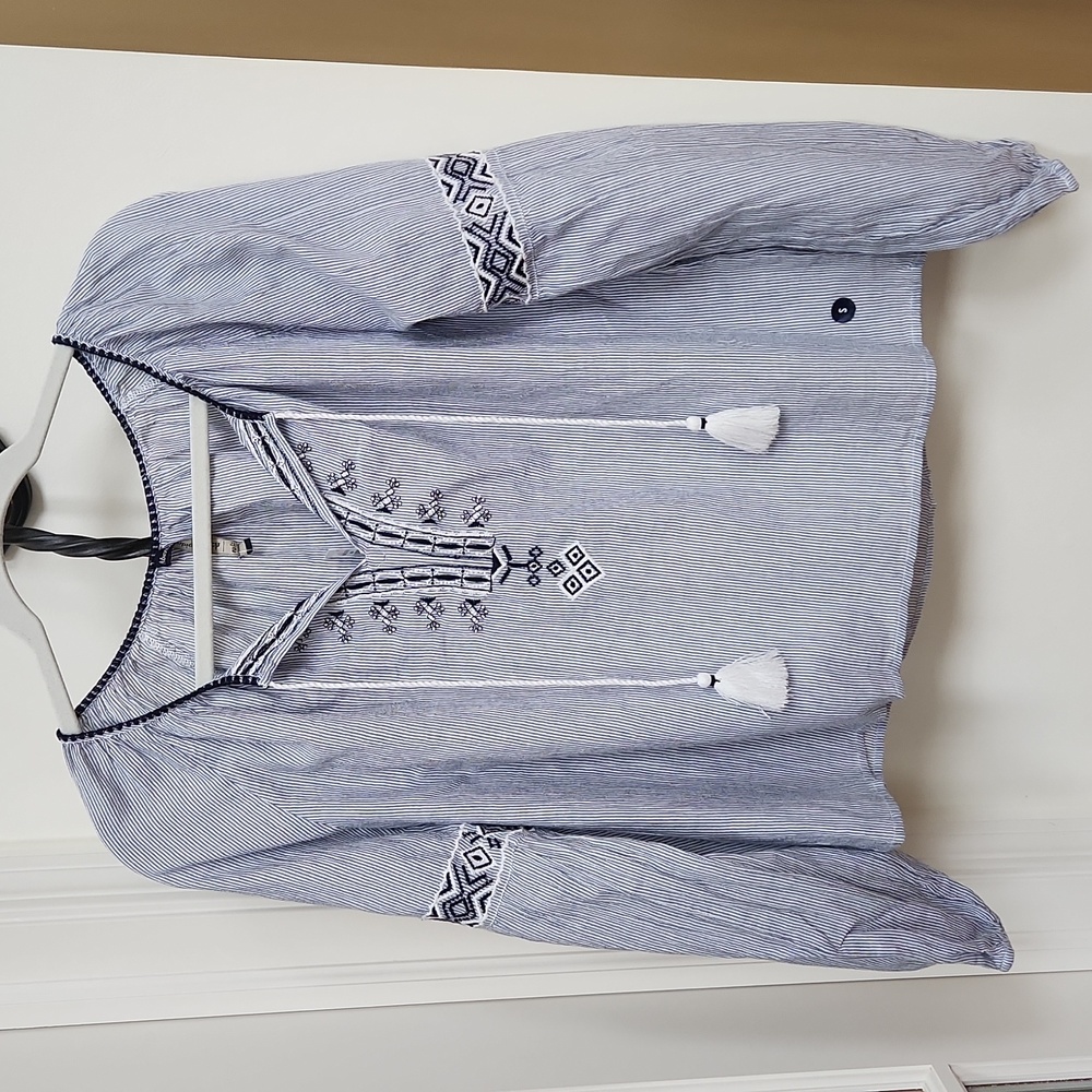 Pretty Abercrombie embroidered top!